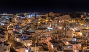 scenario notturno da film a matera